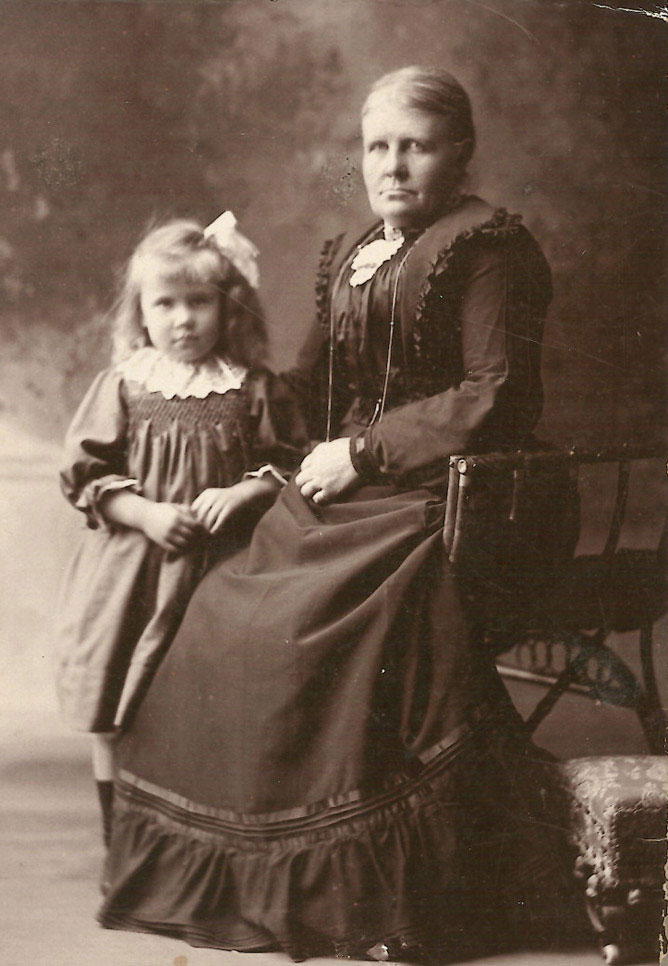 Image of Mary Elizabeth WEBB (née PARKER) with her grand daughter Mildred.