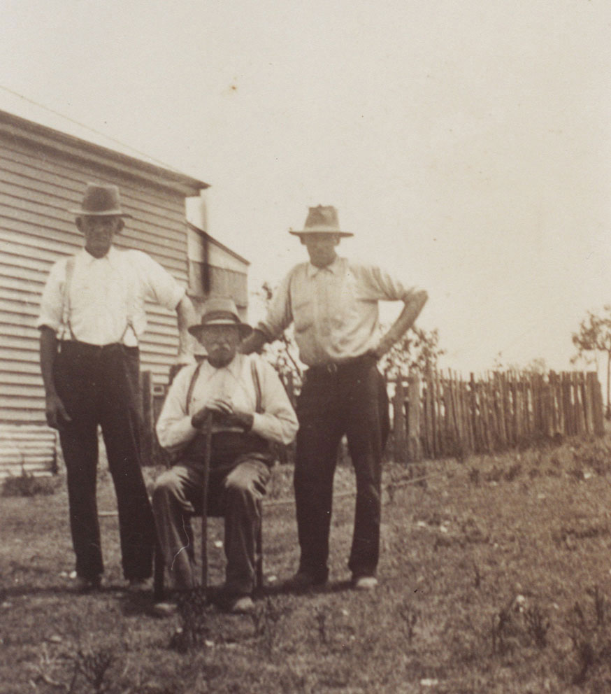 Image of Thomas SOPER (centre), the foster father to Alice Maud ROSE. Photo: Courtesy Fay Alexander.></p>
  <div id=