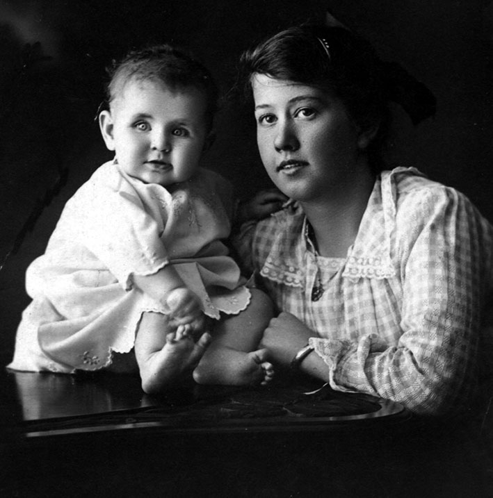Image of Alma PATFIELD holding Mary Cann TUCKER of Brisbane Grove.