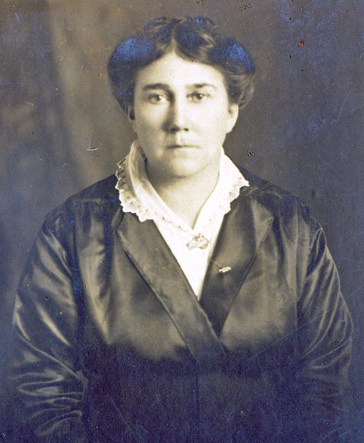 Image of Alma PATFIELD's great-aunt Selina Annie  ROSE, aged about 40.
Photo: c1910, courtesy of  Elizabeth Pardy.