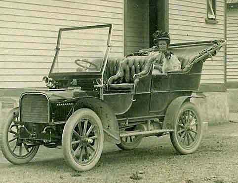 Image of Annie in 1905 Humber