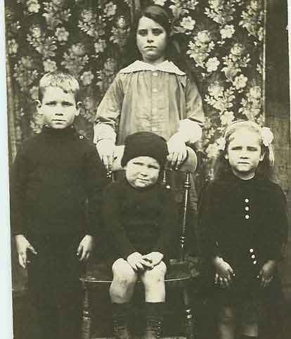 From Minnie Strong's collection... to Polka fom Housewife. Looks like Elizabeth's children.