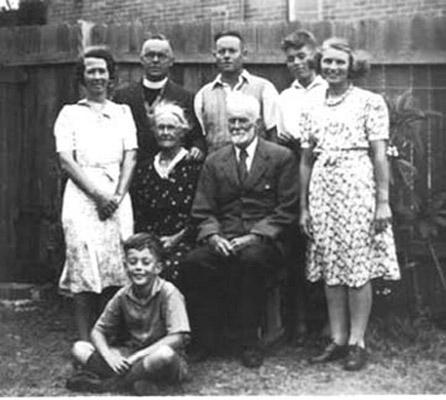 Minnie STRONG (seated next to her husband David) with her children & grandchildren.